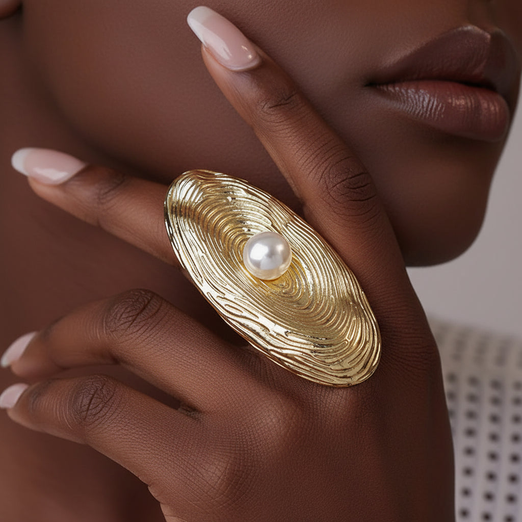 Exaggerated Oval Pattern Pearl Ring:Gold & Silver