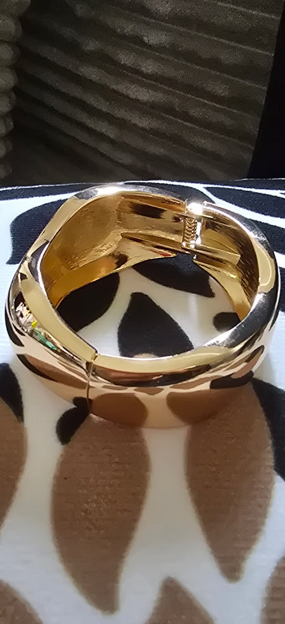 Chunky, Modern Wave Design Hinged Bangle Bracelet:Gold Plated